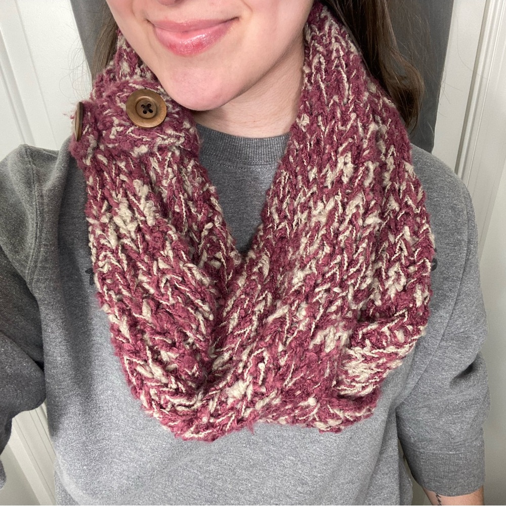 EUC women’s burgundy cream double loop infinity thick knit plush scarf buttoned‎